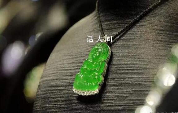 主播展示百萬帝王綠翡翠手滑掉河里 請來了專業的打撈隊