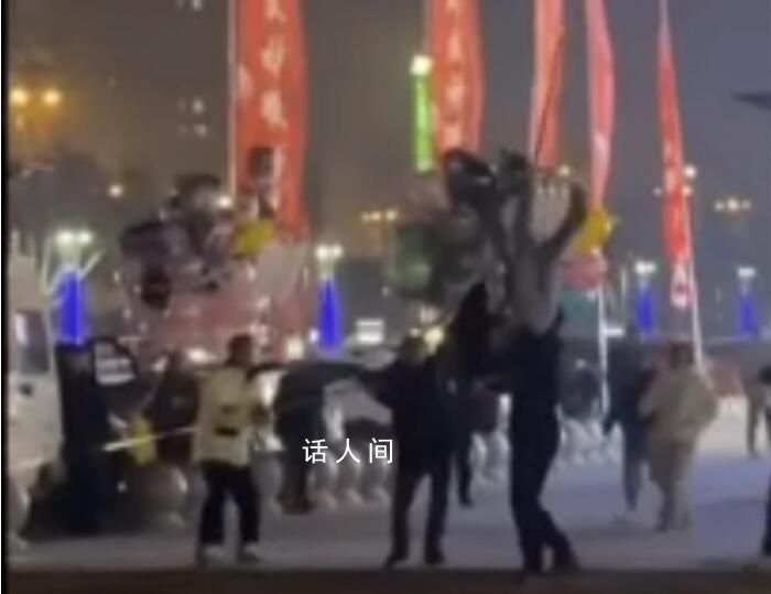顧客被熱氣球繩子纏住腳懸掛半空 所幸該男子被眾人及時(shí)救下