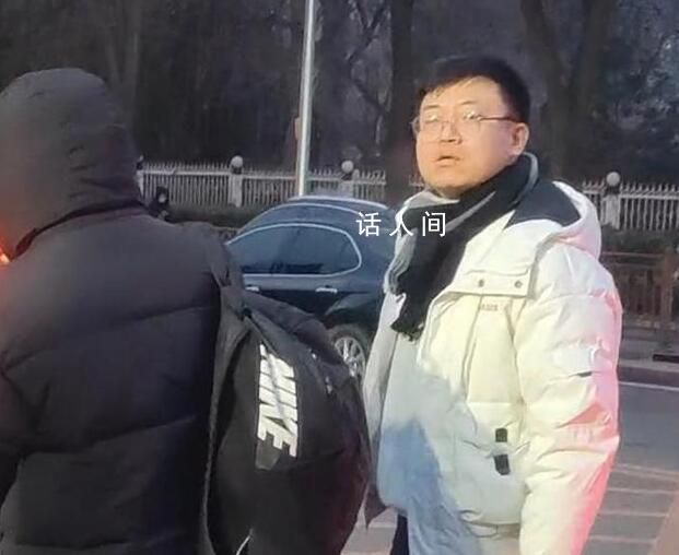 葉蓬現身央視春晚彩排 隨地吐口香糖