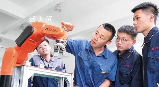 越來越多本科生“回爐”讀職校 實(shí)操技能讓他更勝任工作崗位