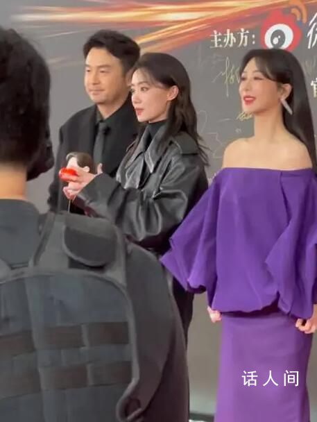 張小斐帶著賈玲玩偶走紅毯 非常吸睛