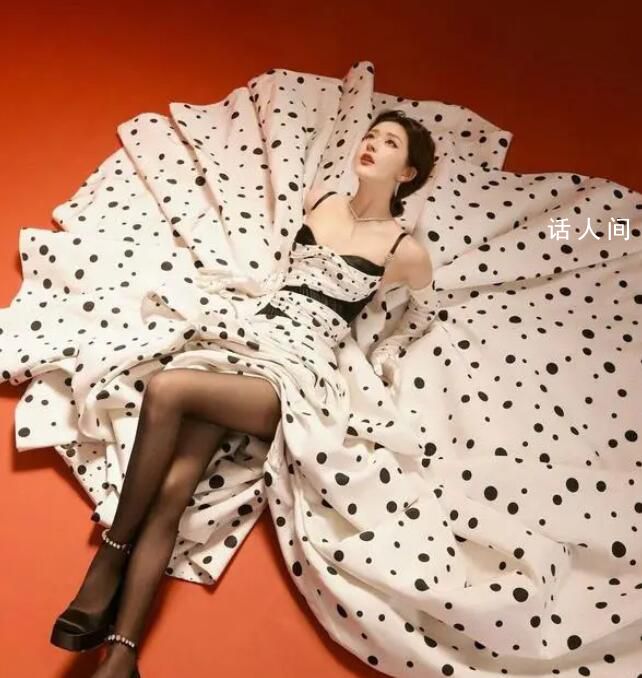 趙露思斑點(diǎn)小狗 引領(lǐng)俏皮的時(shí)尚風(fēng)潮