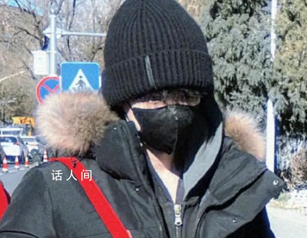 白敬亭央視春晚彩排 背著一個小巧可愛的紅色袋子