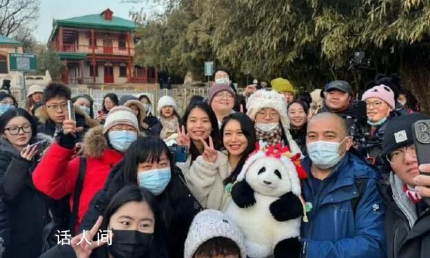 萌蘭用一字馬迎接譚爺爺 見面時譚爺爺直呼萌蘭壯了