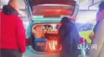 女子疑在出租車尾箱生火炒菜 3名男子一旁圍觀看上去非常危險