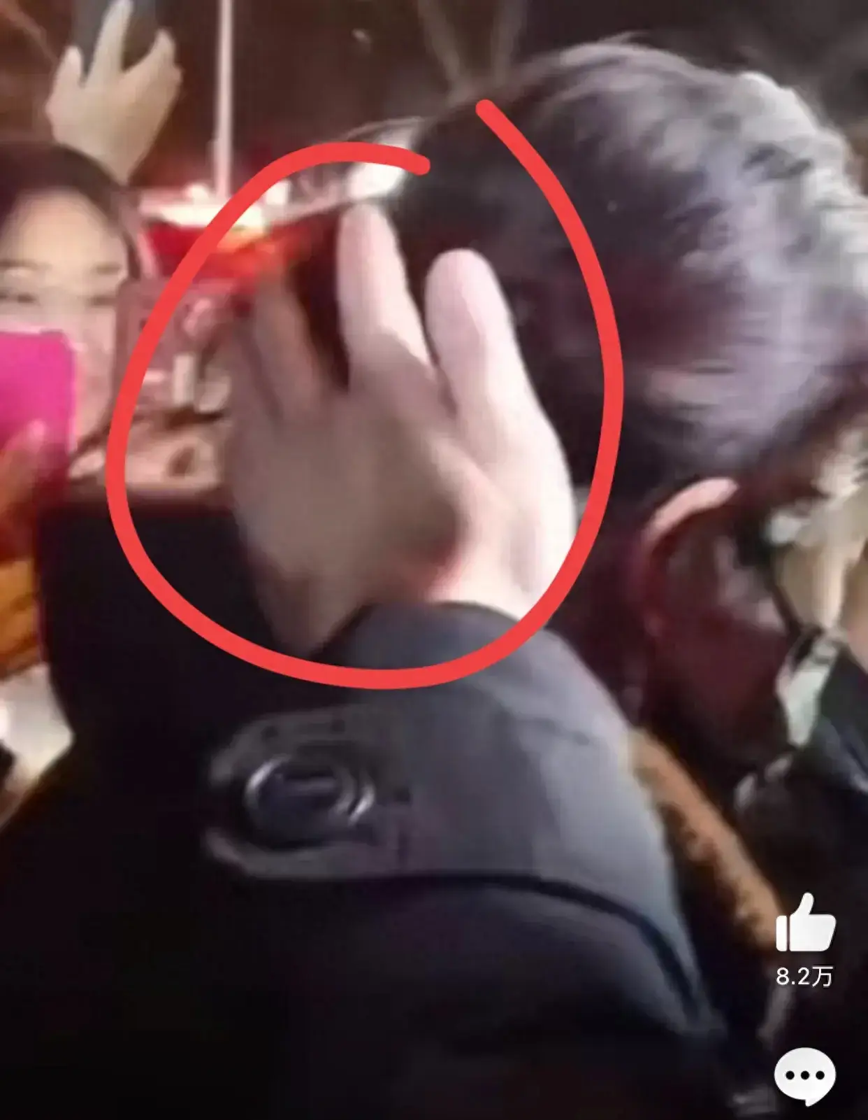 楊冪被陌生男人摸頭 讓楊冪受到了極大的驚嚇