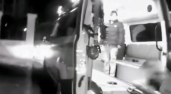 一女子與父對飲后醉臥樓道 民警趕到現(xiàn)場后聯(lián)系120和其家人