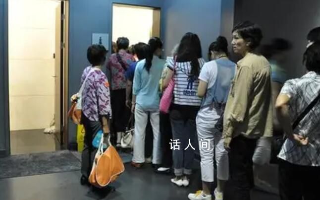 在景區(qū)商場(chǎng)上女廁為何這么難?上女廁所大排長(zhǎng)龍男廁所外空空如也
