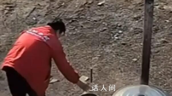 煙花發射后一路追蹤人到屋里 網友：這太危險了