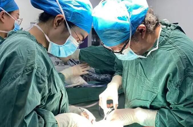 12歲女孩胃里取出20厘米“石頭” 長期吃頭發(fā)導致