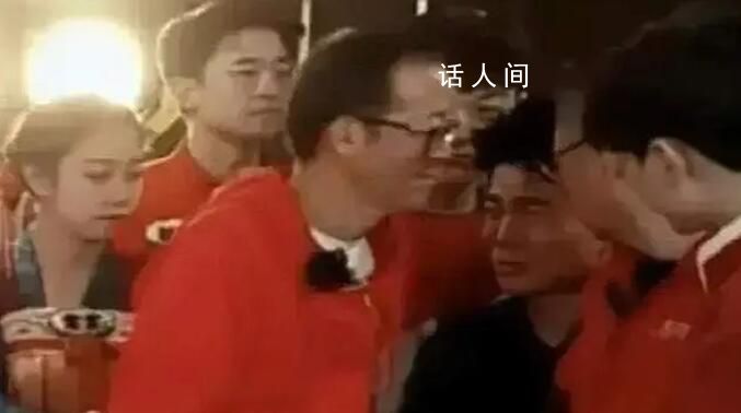 董宇輝年會上抱著俞敏洪痛哭 俞敏洪見狀拍拍肩膀給予安慰