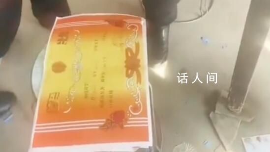 爺爺過年回家讓孫子們用獎(jiǎng)狀換錢 開啟獎(jiǎng)勵(lì)模式