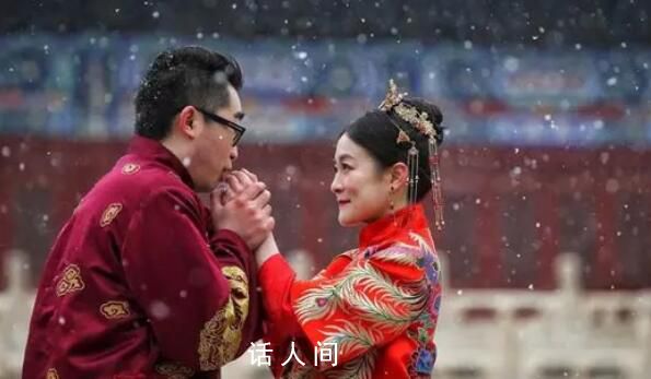 新郎在大雪中開啟浪漫迎親 網友:寓意白頭偕老