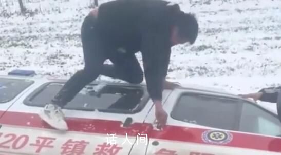 救護車雪天翻進地里 2男子救出3人