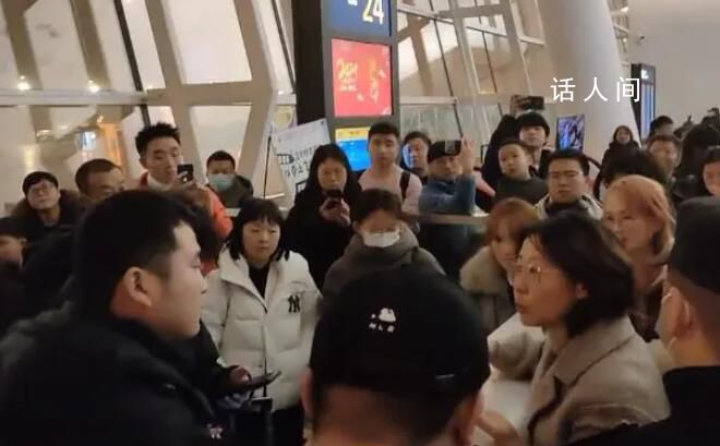 乘客在武漢天河機(jī)場(chǎng)被關(guān)飛機(jī)6小時(shí) 有乘客因呼吸困難撥打了120