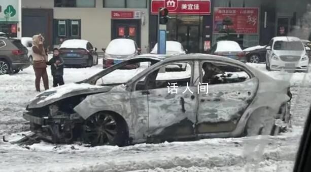 自駕回鄉(xiāng)遇大雪 有私家車被臨時(shí)拋棄