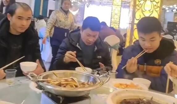 滯留旅客在湖南10人一桌免費吃席 一中午供應(yīng)69桌