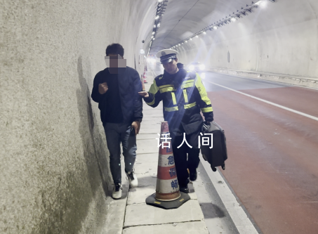 姐弟倆吵架 弟弟被“丟”在高速上