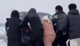 8位年輕人去滑雪變身“推車俠” 推了一下午記不清推了多少車