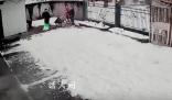一家人剛掃完院里的雪 下一秒白干