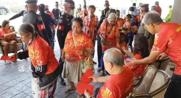 泰國華裔富商除夕發紅包 萬人登門