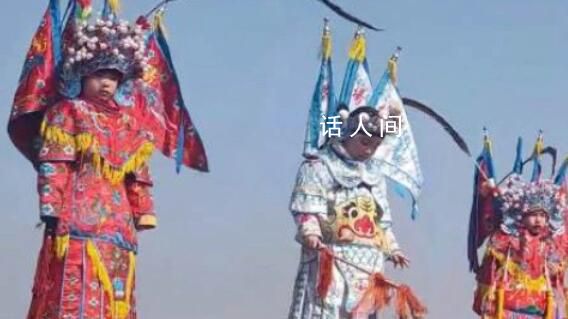 鬧閣4歲小演員哈欠連天還堅持營業 不停跟觀眾打招呼互動