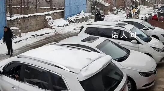 老人門前空地被兒女車輛填滿 姑娘兒子都回來了