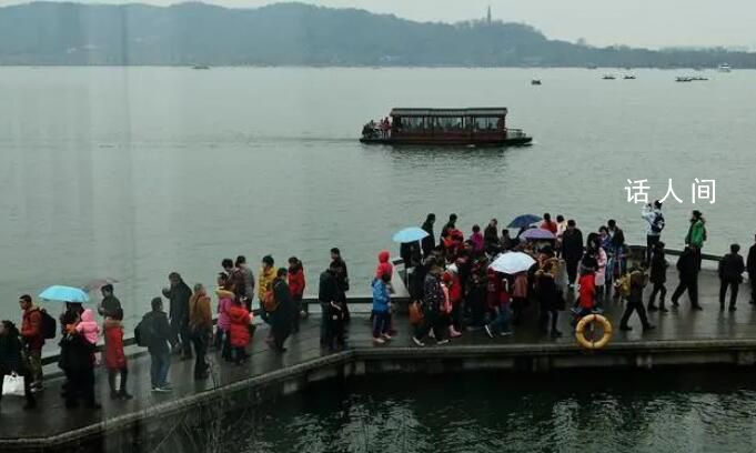 杭州西湖兩天撈出17只手機 1副眼鏡和1張身份證