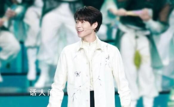 春晚舞臺魏大勛臨場反應(yīng)好及時(shí) 唱完自己的部分同時(shí)把白敬亭也帶下去了