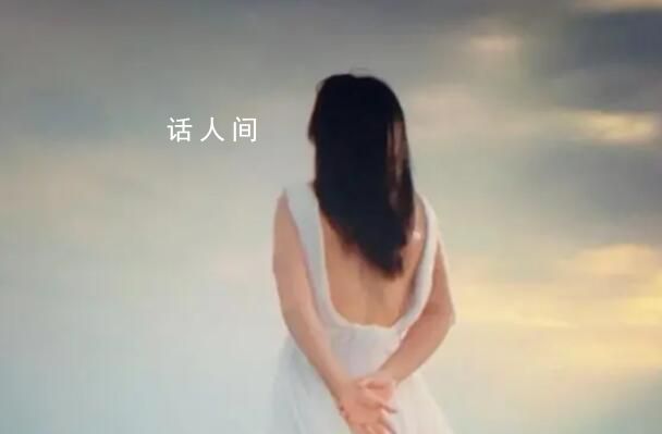 賈玲穿上了白色露背連衣裙 畫(huà)面太夢(mèng)幻了