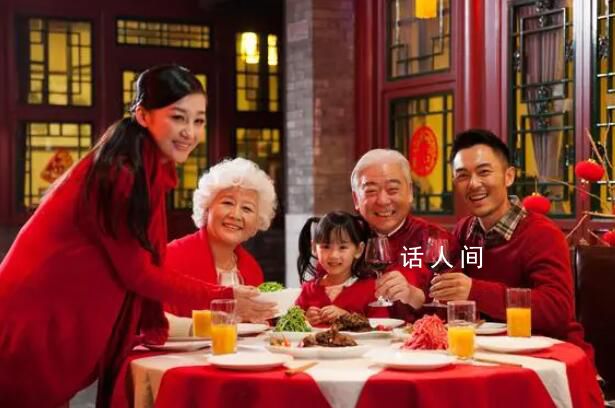 男生給奶奶磕頭拜年 小狗在旁模仿