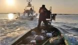 5人坐漁船出海游玩遇發動機故障被困 在海警的護送和拖帶下遇險市民和漁船成功脫險