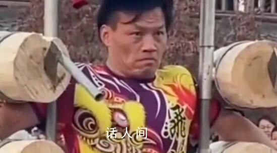 景區飛斧表演 飛斧手多次失誤砸中人