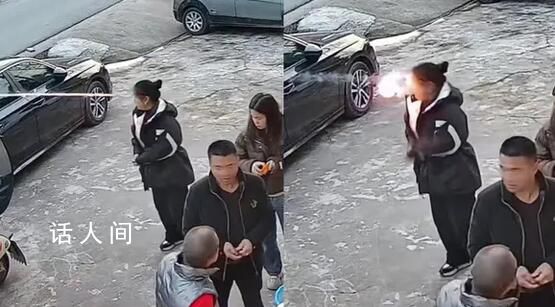 女子一回頭被竄天猴精準擊中眼睛 所幸并沒有炸到眼睛