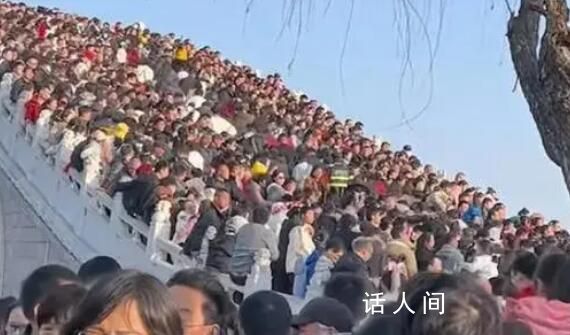 河南開封清明上河園人山人海 網(wǎng)友：當年張擇端或許畫的是畫少了