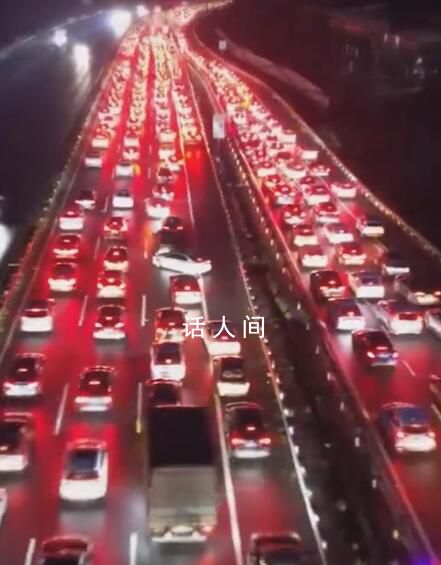 春節返程擁堵:尾燈連成一條紅線