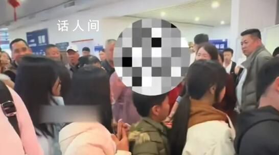 女子乘輪渡想插隊怒斥提醒者 12345回應：會反饋給港口去處理