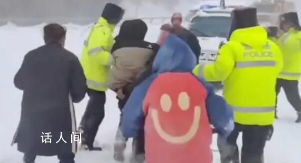 新疆伊犁突發(fā)雪崩 車輛被困