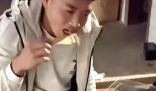 男子喝多誤把毛刷當燒烤啃 第二天看見回放自己都笑得不行