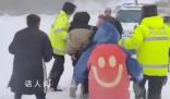 新疆伊犁突發雪崩 車輛被困