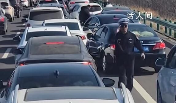 高速應(yīng)急車道停滿車輛 交警挨個(gè)拍照