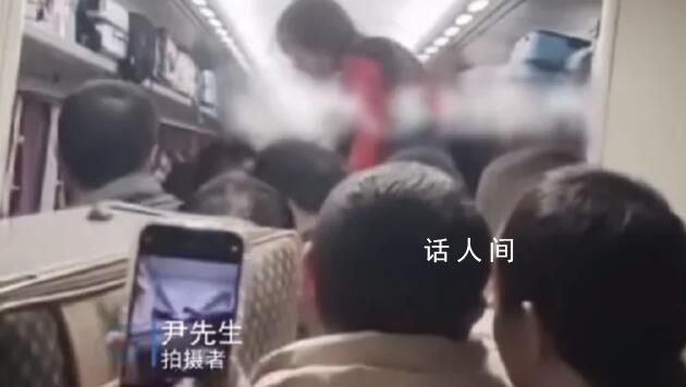 列車上乘客搭人梯“傳”小朋友如廁 為列車上愛心旅客點(diǎn)贊支持