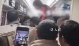 列車上乘客搭人梯“傳”小朋友如廁 為列車上愛心旅客點贊支持