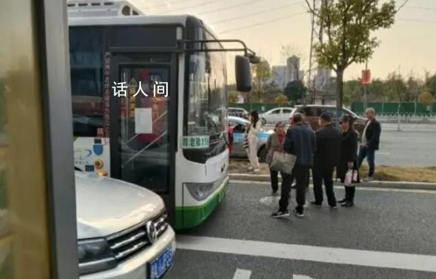 長沙一公交車不允許站立乘車 沒有座位的乘客只能繼續等待下一班車