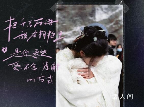 還以為陳都靈抱了件衣服 根本沒發(fā)現(xiàn)陳都靈抱的是郭敬明