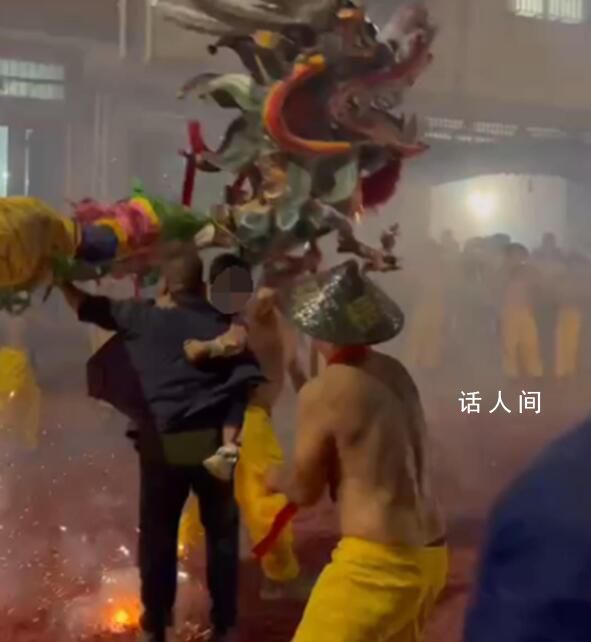 廣西炮龍節男子抱孩子扯龍須被群毆 此事警方已介入調查