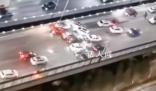 西安凍雨致數(shù)十輛車相撞 30秒內多輛車因剎不住連環(huán)相撞
