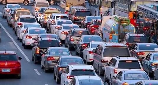 女子拍違章獲獎1500被問錢燙手嗎 無聊之下順手舉報了違章車輛50余輛