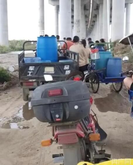 廣州三民島村民在臨時(shí)供水點(diǎn)取水 供電和通訊網(wǎng)絡(luò)正常