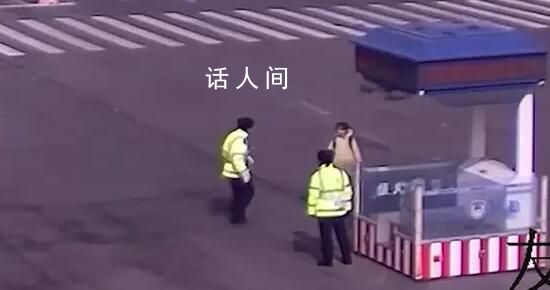 爸爸送娃撂下就走結果學校沒開門 女孩陷入了無助的境地